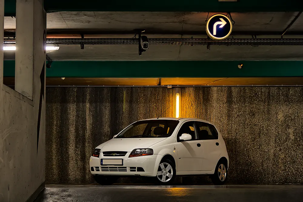 Chevrolet Daewoo Kalos blanche dans un parking sous-terrain
